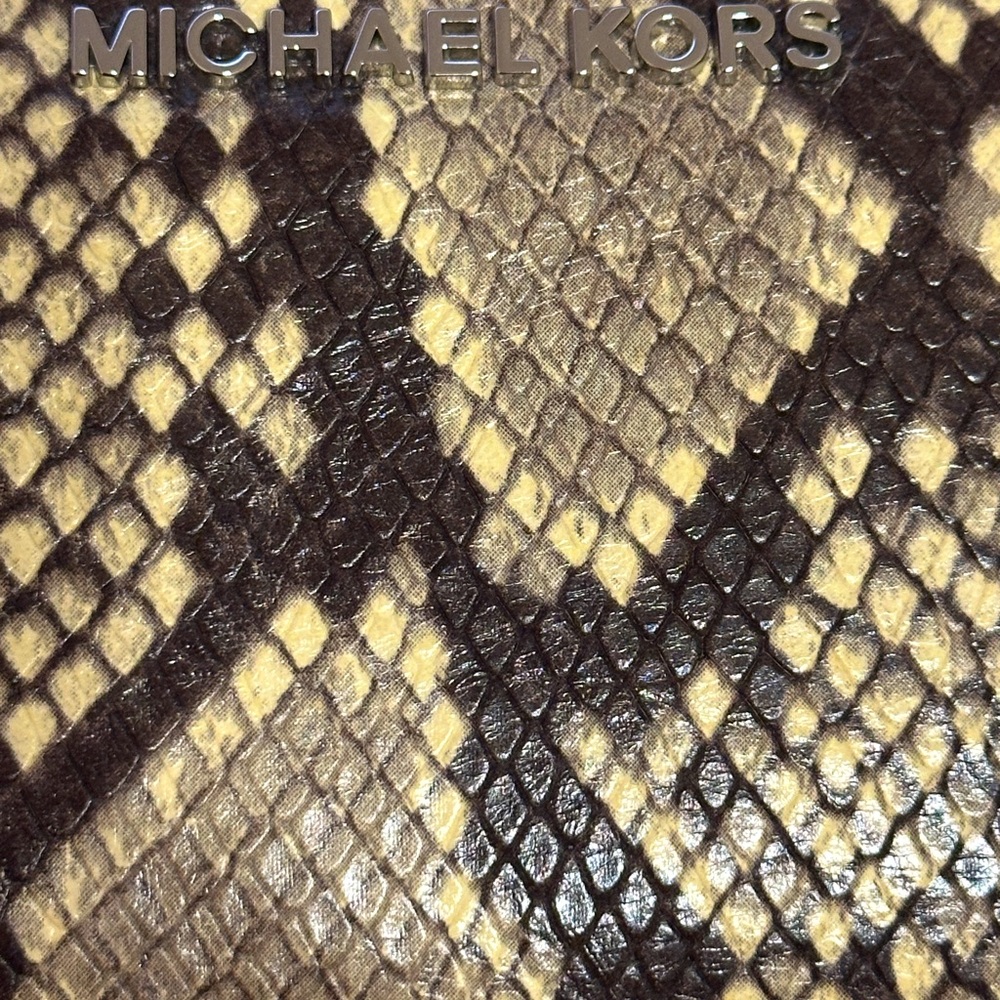 NWT Michael Kors Jet Set Travel wallet embossed leather